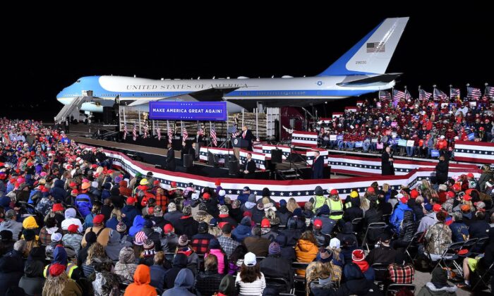El presidente Donald Trump habla durante un mitin de campaña en el aeropuerto internacional de Duluth, Minnesota, el 30 de septiembre de 2020. (Mandel Ngan/AFP vía Getty Images)