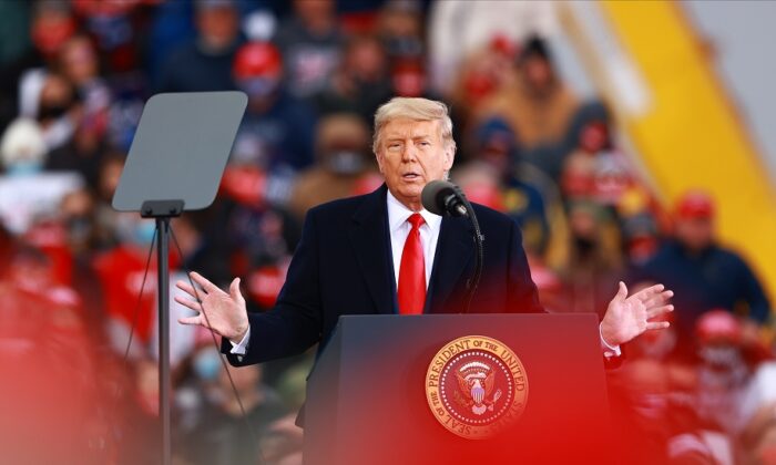 El presidente Donald Trump habla durante un mitin de campaña en Muskegon, Michigan, el 17 de octubre de 2020. (Rey Del Rio/Getty Images)
