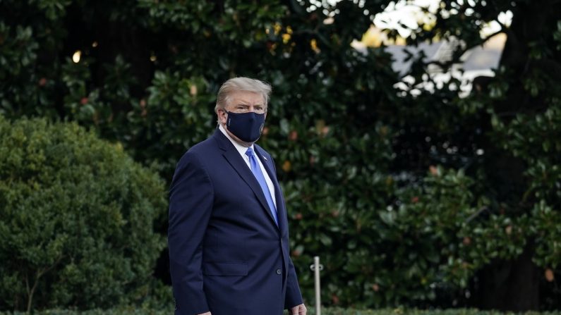 El presidente Donald Trump sale de la Casa Blanca hacia el Centro Médico Militar Nacional Walter Reed en el Jardín Sur de la Casa Blanca en Washington el 2 de octubre de 2020. (Drew Angerer/Getty Images)