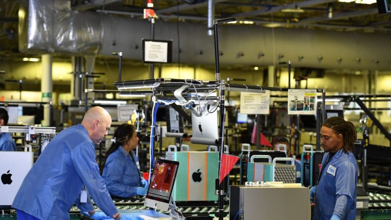 Trabajadores ensamblan los Mac Pros de Apple en la fábrica de computadoras Flextronics en Austin, Texas, el 20 de noviembre de 2019. (Mandel Ngan/AFP/Getty Images)