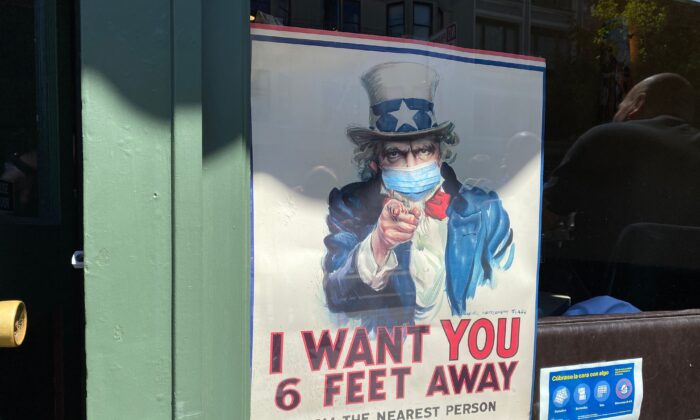 Un póster del Tío Sam con temática de pandemia se ve en San Francisco, California, el 31 de julio de 2020. (Daniel Slim/AFP/Getty Images)