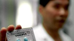 Oficiales de Aduanas de EE. UU. incautan pastillas de Viagra, ropa y maquillaje falsificados de China