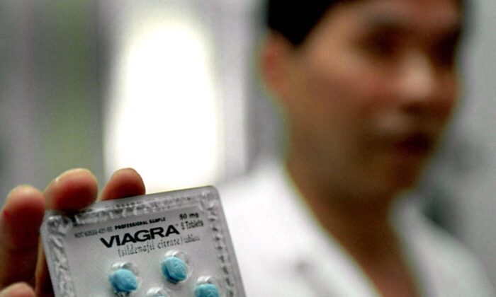 Un médico chino muestra el medicamento contra la impotencia, Viagra, en un hospital de Shanghai el 5 de julio de 2000. (Liu Jin/AFP vía Getty Images)