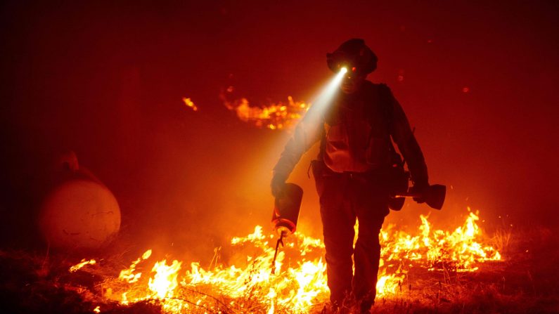 Bomberos protegen estructuras detrás de una estación de bomberos CalFire durante el Bear Fire en el área de Berry Creek en el condado de Butte, California, el 9 de septiembre de 2020 (JOSH EDELSON/AFP vía Getty Images)