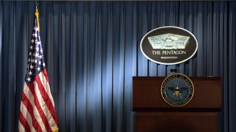 El logo del Pentágono y una bandera estadounidense se muestran el 3 de enero de 2002 en la sala de reuniones del Pentágono en Arlington, Virginia. (Alex Wong/Getty Images)