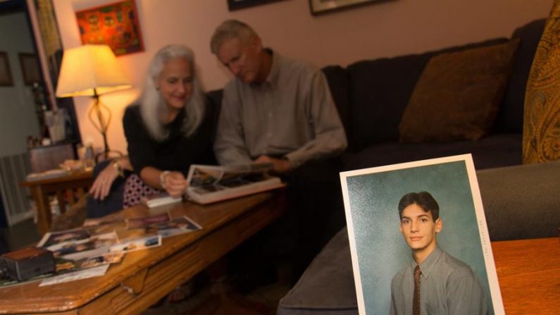 Fotografía de archivo de Marc y Debra Austin, padres del periodista estadounidense Austin Tice, desaparecido desde hace más de dos años revisan fotografías de su hijo y su familia en su casa de Houston (Texas). EFE/ Alicia L. Pérez /Archivo