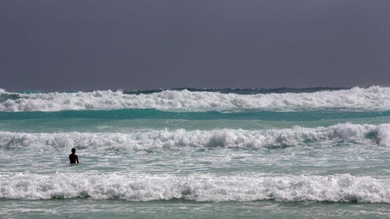 Una persona se baña el 26 de octubre de 2020 en una playa de la ciudad de Cancún en el estado de Quintana Roo (México). EFE/Alonso Cupul