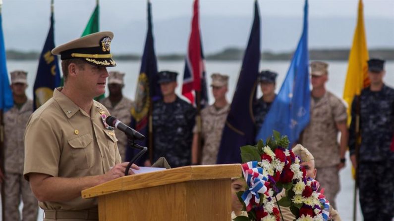 Fotografía de archivo del 3 de junio de 2014 cedida por la Marina de Estados Unidos donde aparece el capitán John R. Nettleton, comandante de la Estación Naval de la Bahía de Guantánamo (Cuba). EFE/Jacob Goff/US Navy