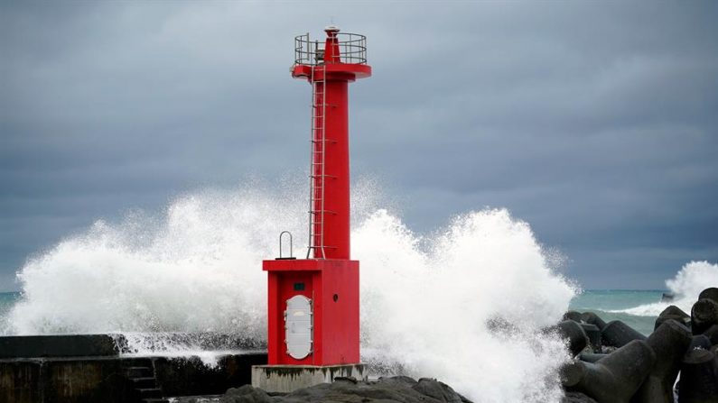 Las olas golpean el faro del puerto de Emi en Kamogawa, Japón el 10 de octubre de 2020 durante el azote del tifón Chan-hom. EFE/ Franck Robichon