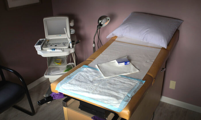 Una máquina de ultrasonido en una sala de examen del proveedor de abortos Whole Woman's Health en South Bend (Indiana) el 19 de junio de 2019. (Scott Olson/Getty Images)