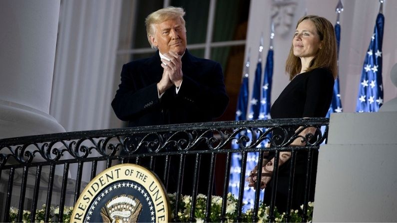 El presidente de EE.UU., Donald Trump, junto a la recién juramentada jueza asociada de la Corte Suprema de EE.UU., Amy Coney Barrett, durante una ceremonia de juramento en el jardín sur de la Casa Blanca el 26 de octubre de 2020 en Washington, DC. El Senado confirmó la nominación de Barrett a la Corte Suprema por una votación de 52-48. (Katopodis/Getty Images)