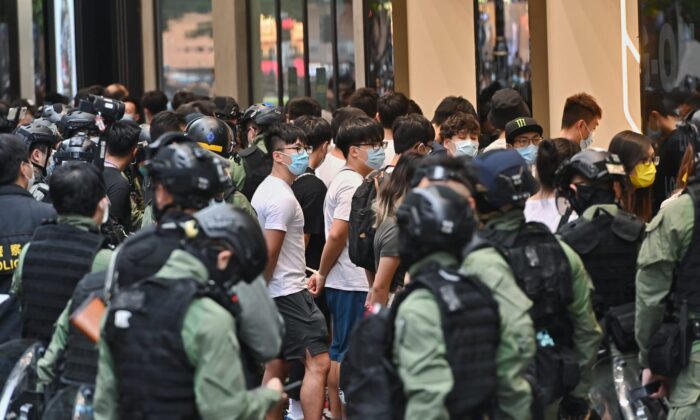 Un grupo de hongkoneses es arrestado por la policía local en Causeway Bay, Hong Kong, el 1 de octubre de 2020. (Song Bilung/The Epoch Times)