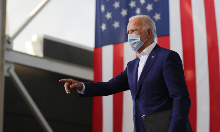 El candidato presidencial demócrata, Joe Biden, señala a sus partidarios durante un evento de movilización de votantes en el parque regional Miramar, en Miramar, Florida, el 13 de octubre de 2020. (Somodevilla/Getty Images)