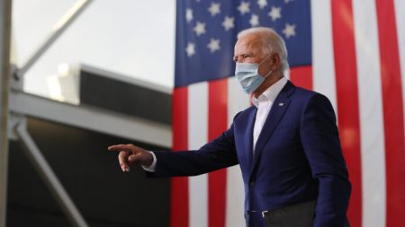 Biden consideraría exigir la vacuna contra COVID-19