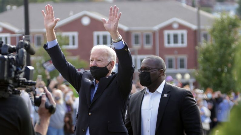 El candidato presidencial demócrata Joe Biden saluda a sus seguidores en la estación Amtrak de Greensburg el 30 de septiembre de 2020 en Greensburg, Pensilvania. (Alex Wong/Getty Images)