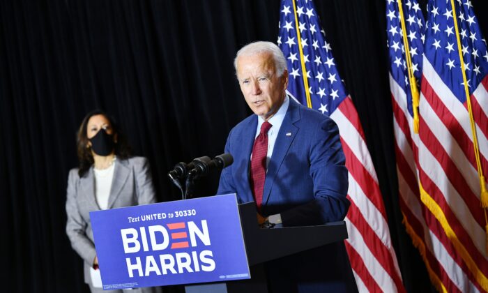 La candidata a la vicepresidencia, la senadora Kamala Harris, mira al candidato presidencial demócrata, el ex vicepresidente Joe Biden (Der.), en una conferencia de prensa en Wilmington, Delaware, el 13 de agosto de 2020. (Mandel Ngan/AFP vía Getty Images)