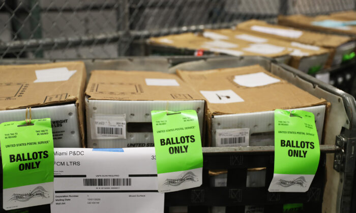 Urnas con boletas se ven en el Departamento de Elecciones del Condado de Miami-Dade, en Doral, Florida, el 1 de octubre de 2020. (Joe Raedle/Getty Images)