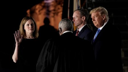 Amy Coney Barrett juramenta como jueza de la Corte Suprema