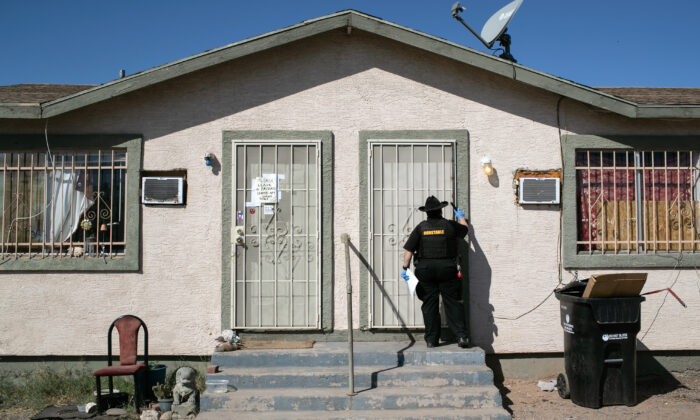 La agente del condado de Maricopa, Darlene Martinez, llama a la puerta antes de emitir una orden de desalojo, en Phoenix, Arizona, el 1 de octubre de 2020. (John Moore/Getty Images)