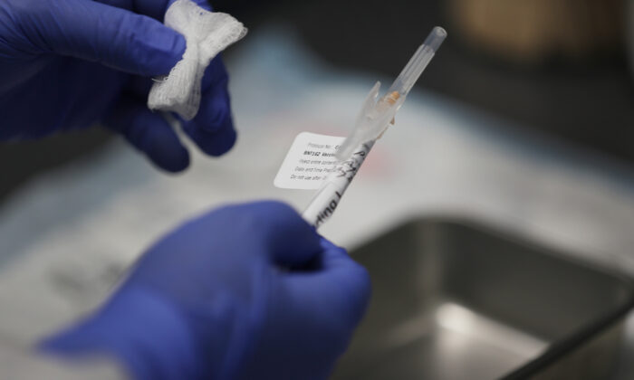 El enfermero José Muñiz prepara una vacuna contra el virus del PCCh en los Centros de Investigación de Estados Unidos, en Hollywood, Florida, el 7 de agosto de 2020. (Joe Raedle/Getty Images)