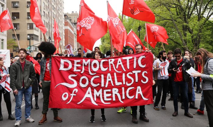 Miembros de los Socialistas Democráticos de Estados Unidos se reúnen fuera de un edificio propiedad de Trump el 1 de mayo de 2019 en la ciudad de Nueva York, N.Y. (Spencer Platt/Getty Images)