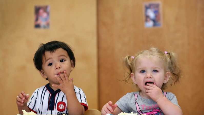 Unos niños comen en la cafetería de una escuela en Woodbourne (Nueva York) el 20 de septiembre de 2012. (John Moore/Getty Images)
