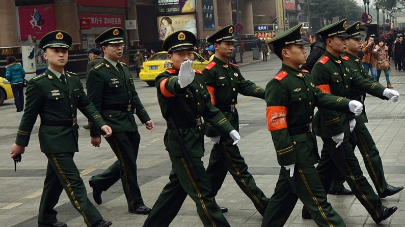 La policía paramilitar china marchando por el centro comercial de Chongqing en esta foto de archivo sin fecha. (Mark Ralston/AFP/Getty Images)
