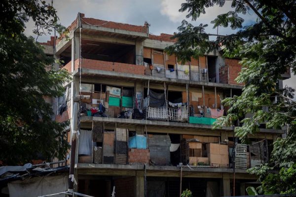 Fotografía de un edificio ocupado por familias de bajos recursos, el 26 de octubre de 2020, en Caracas (Venezuela). EFE/ Rayner Pena R