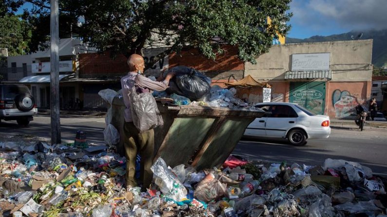 Un hombre busca la comida entre la basura, el 26 de octubre de 2020, en Caracas (Venezuela). EFE/ Rayner Pena R