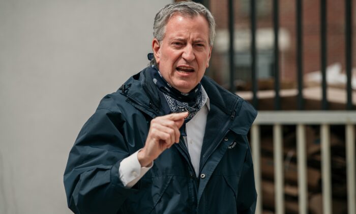 El alcalde de la ciudad de Nueva York, Bill de Blasio, habla en un puesto de comida organizado por The Campaign Against Hunger en Bed Stuy, Brooklyn, el 14 de abril de 2020. (Scott Heins/Getty Images)