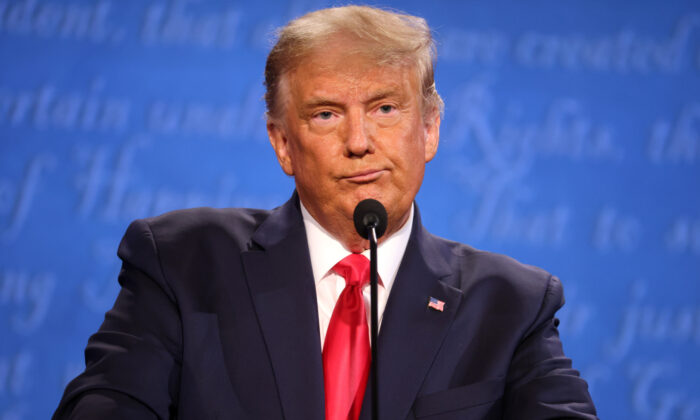 El presidente Donald Trump participa en el último debate presidencial contra el candidato presidencial demócrata Joe Biden en la Universidad Belmont el 22 de octubre de 2020 en Nashville, Tennessee. (Justin Sullivan/Getty Images)