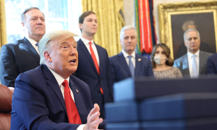 El presidente Donald Trump habla sobre un acuerdo de paz entre Sudán e Israel, en el Despacho Oval, en Washington, el 23 de octubre de 2020. (Win McNamee/Getty Images)