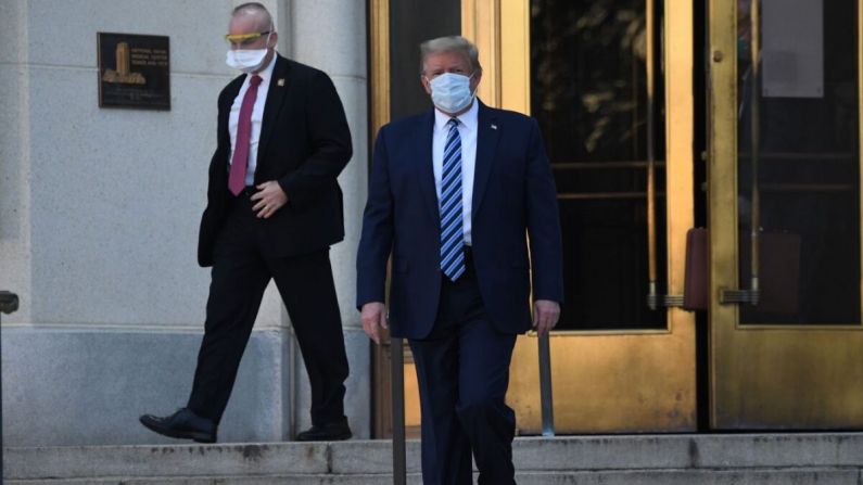 El presidente, Donald Trump, camina hacia el Marine One en el Centro Médico Walter Reed en Bethesda, Maryland, el 5 de octubre de 2020. (SAUL LOEB/AFP vía Getty Images)