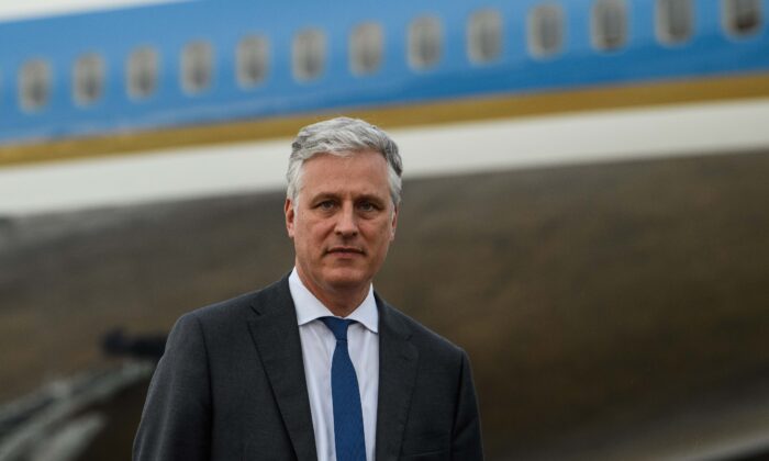 El asesor de seguridad nacional Robert O'Brien camina sobre el asfalto de la Base Aérea Andrews en Maryland después de salir del Air Force One a su regreso de Atlanta (Georgia) el 25 de septiembre de 2020. (Nicholas Kamm/AFP vía Getty Images)