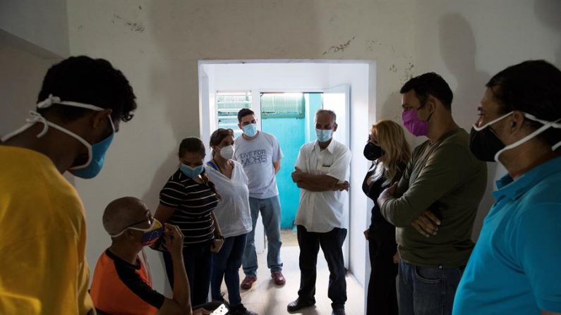 Un grupo de migrantes venezolanos conversan en una pequeña casa, el 20 de octubre de 2020, en Santo Domingo (República Dominicana). EFE/ Orlando Barría