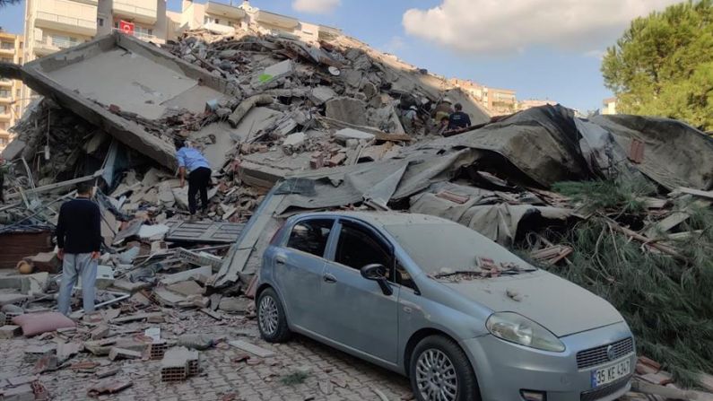 El terremoto azotó Turquía con una magnitud de 6.8. (EFE/EPA/Mehmet Emin Menguarslan)