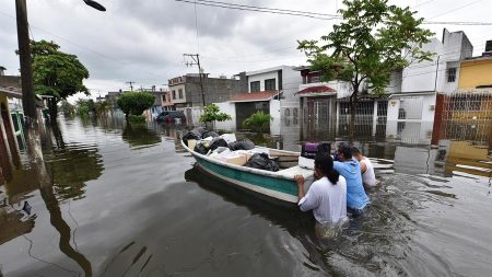 Desalojan a 262 familias por lluvias y desfogue de presa en sureste mexicano