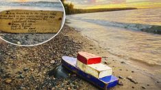 Pareja encuentra barco de juguete en una playa con una nota de hace 27 años, y hallan al remitente