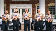 Sheriff y 4 ayudantes reciben niñas en su familia al mismo tiempo, ahora comparten adorable sesión de fotos