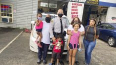 Policía ayuda a familia varada en autopista comprándoles neumáticos, gasolina y comida con su dinero