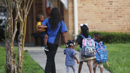 Republicanos de Florida promueven legislación para prohibir la discusión LGBTQ+ en escuelas