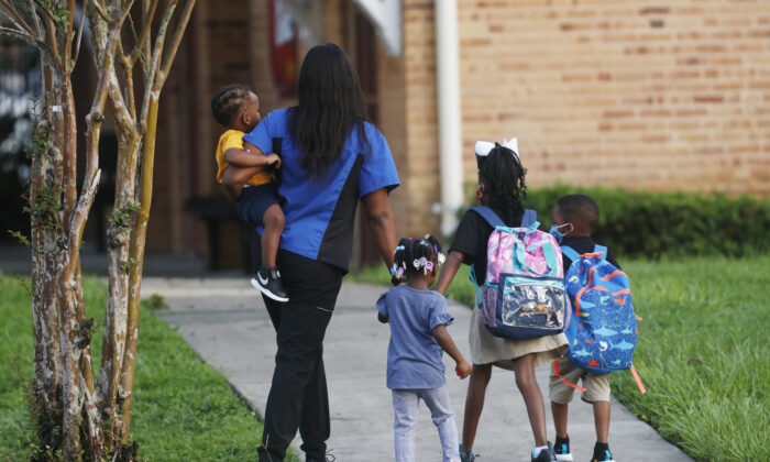 Los estudiantes regresan a clases en la escuela primaria Seminole Heights el 31 de agosto de 2020 en Tampa, Florida. (Octavio Jones/Getty Images)