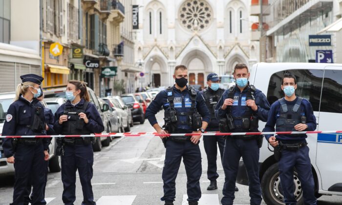 La policía bloquea el acceso a la Basílica de Notre-Dame de l'Assomption en Niza, el 29 de octubre de 2020. (Foto de archivo de Valery Hache/AFP vía Getty Images)