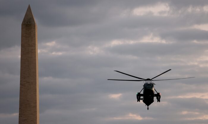 El U.S. Marine One trae de vuelta al presidente Donald Trump a la Casa Blanca desde el Centro Médico Militar Nacional Walter Reed el 5 de octubre de 2020 en Washington, DC. Trump pasó tres días hospitalizado por el virus del PCCh. (Win McNamee/Getty Images)