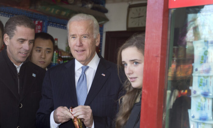 El vicepresidente Joe Biden, en el centro, recorre un callejón Hutong con su hijo Hunter Biden, a la izquierda, y su nieta Finnegan Biden, a la derecha, durante una visita oficial a Beijing, China, el 5 de diciembre de 2013. (Andy Wong-Pool/Getty Images)
