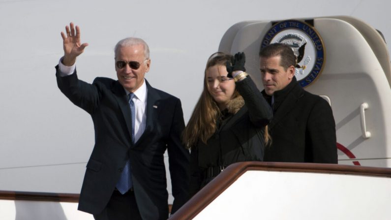 El vicepresidente de Estados Unidos, Joe Biden, saluda al salir del Air Force Two con su nieta, Finnegan Biden y su hijo Hunter Biden a su llegada a Beijing el 4 de diciembre de 2013. (Ng Han Guan/AFP a través de Getty Images)