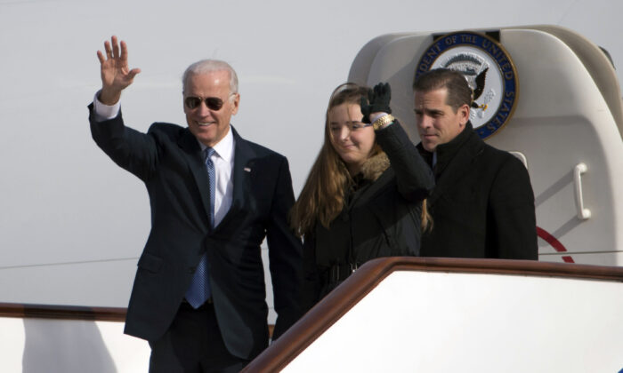 El exvicepresidente Joe Biden saluda al salir del Air Force Two con su nieta, Finnegan Biden y su hijo Hunter Biden a su llegada a Beijing el 4 de diciembre de 2013. (Ng Han Guan/AFP a través de Getty Images)