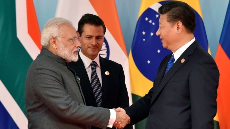 El presidente de China, Xi Jinping (Der.) y el primer ministro de la India, Narendra Modi (Izq.) se dan la mano antes de la sesión de fotos de grupo en el Diálogo de los países de mercados emergentes y en desarrollo al margen de la Cumbre del BRICS de 2017 en Xiamen, en la provincia de Fujian, en el sudeste de China, el 5 de septiembre de 2017. (KENZABURO FUKUHARA/AFP a través de Getty Images)
