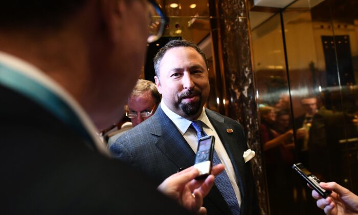 El asesor de campaña del entonces candidato presidencial Donald Trump, Jason Miller, llega a la Torre Trump en Nueva York el 14 de noviembre de 2016. (Jewel Samad/AFP vía Getty Images)