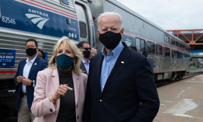 El candidato presidencial demócrata y exvicepresidente Joe Biden y su esposa Jill hablan con la prensa antes de abordar un tren en Cleveland, Ohio, el 30 de septiembre de 2020. (Roberto Schmidt/AFP a través de Getty Images).